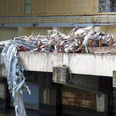 Продължават спасителните работи на мястото на трагедията