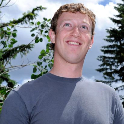 Създателят на социалната мрежа Марк Цукерберг имал за идея да си общува само с бивши колеги от колежа