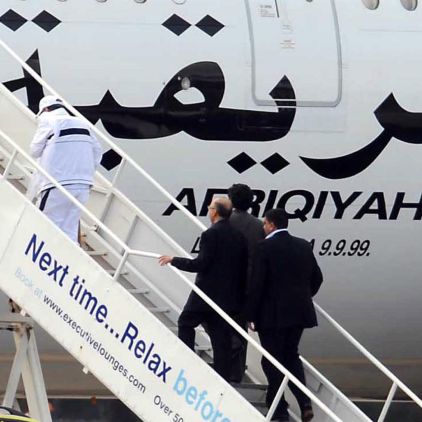 Целият в бяло, и прикривайки лицето си с нахлупена шапка, атентаторът от Локърби се качи на самолета за Либия