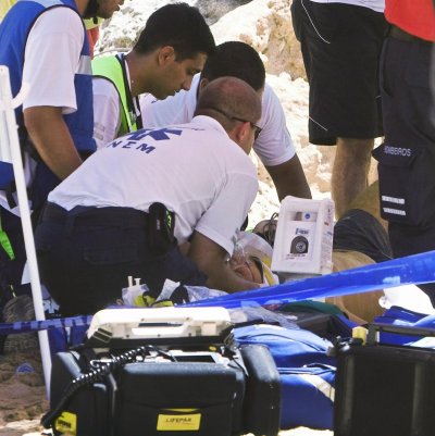 Скали погребаха туристи на известен португалски плаж