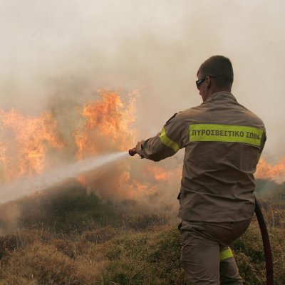Албанец подпали жена си и предизвика нов пожар край Атина