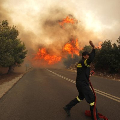 България предложи помощ за пожарите край Атина