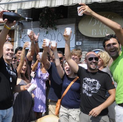 Италианци от малко градче в Тоскана празнуват спечелването на рекордния джакпот от 148 млн. евро