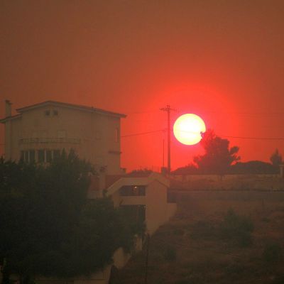 Трети ден огнен ад край Атина