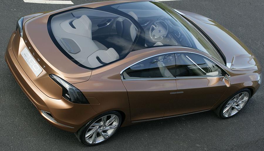 Показват Volvo S60 на панаир за електронни игри