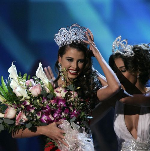 Мис Вселена 2008 - венецуелката Даяна Мендоса, предава короната на Мис Вселена 2009 Стефания Фернандес