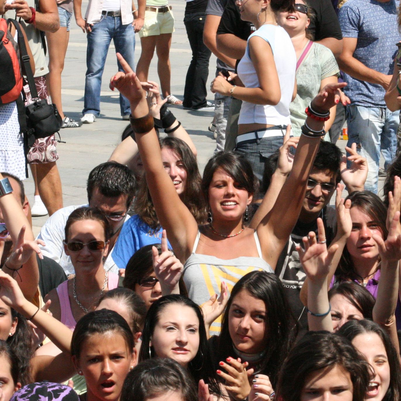 Български фенове танцуваха пред НДК в памет на Джако