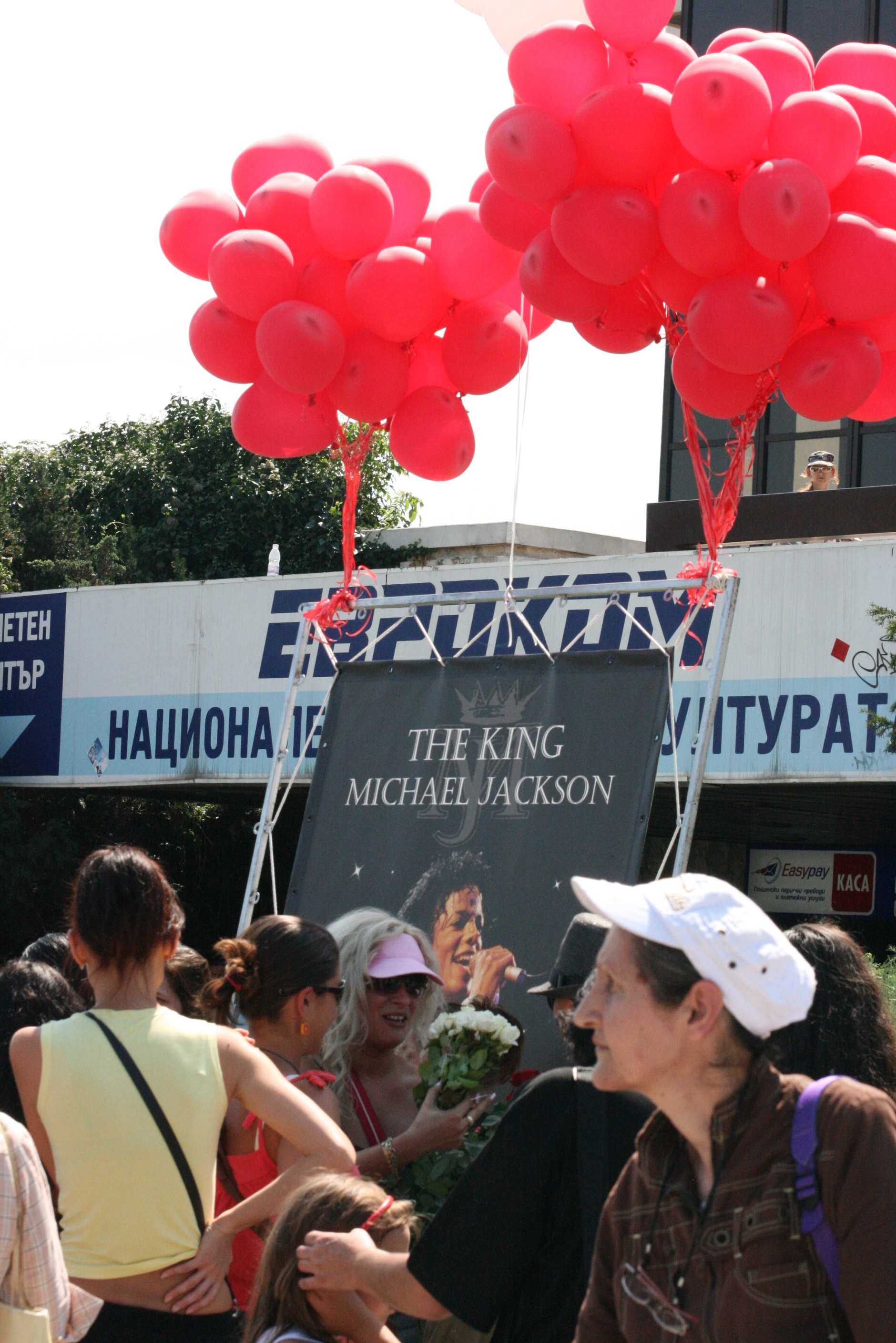 Български фенове танцуваха пред НДК в памет на Джако