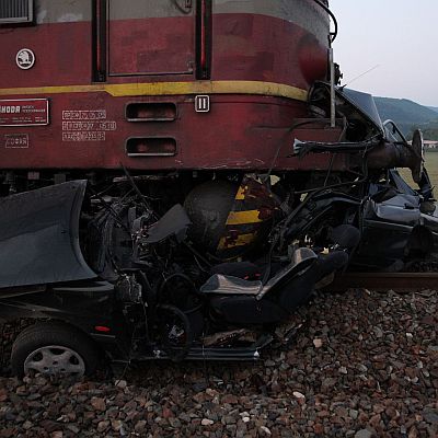 Две коли ударени от влак през нощта