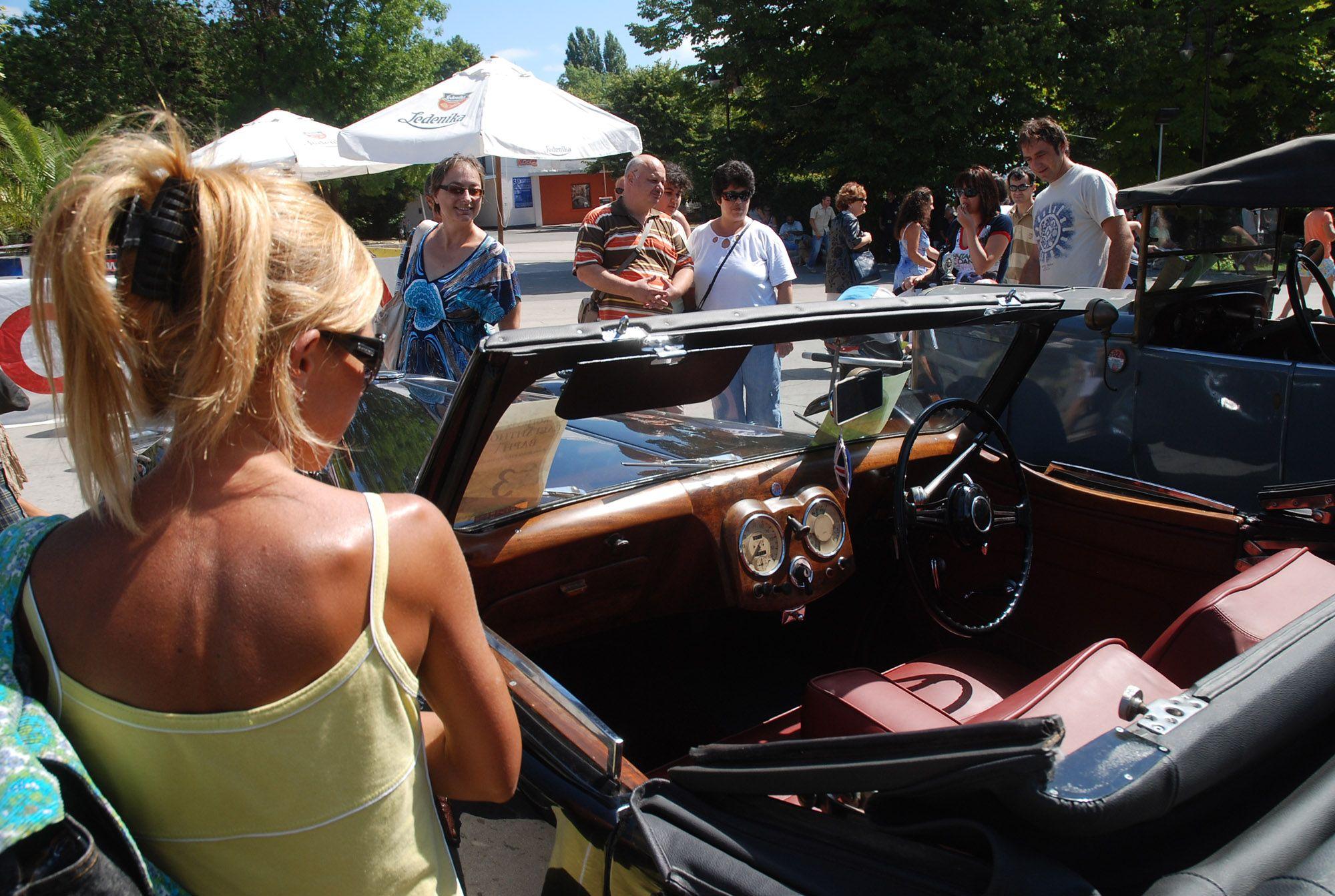 Ретро коли на парад във Варна
