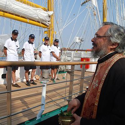 Отлъченият свещеник Любомир Попов освещава новия ветроход