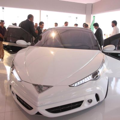 Кадафи проектира новия автомобил ”Ракета”
