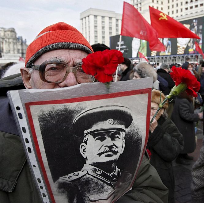 Възрастен руснак по време на демонстрация в Москва по повод 56-тата годишнина от смъртта на Сталин на 5 март 2009 г.