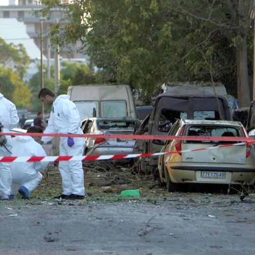 Взрив в кола избухна пред Фондовата борса в Атина