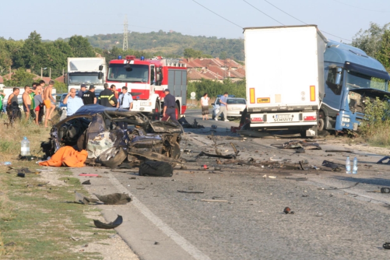 В катастрофата са участвали три превозни средства