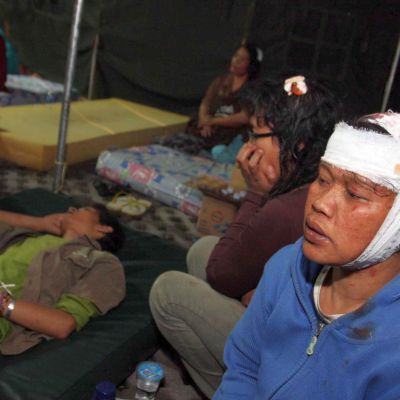 Десетки хора са ранени при силния трус в Индонезия