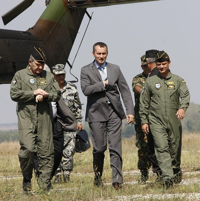 Военният министър Николай Младенов слиза от вертолета за учението