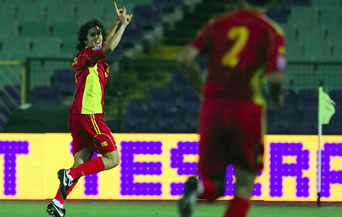 Футболистите на Черна гора ликуват след отбелязания гол във вратата на България