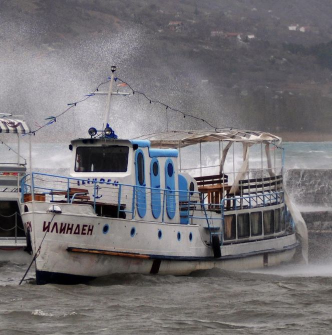 Злополучният кораб ”Илинден”, който преди по-малко от година потъна в езерото с 15 българи