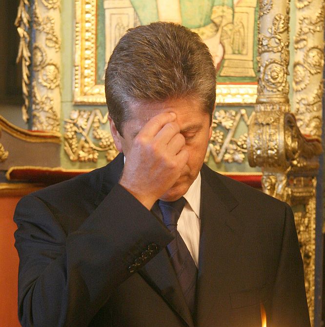 Президентът Георги Първанов по време на заупокойната молитва за загиналите в Македония