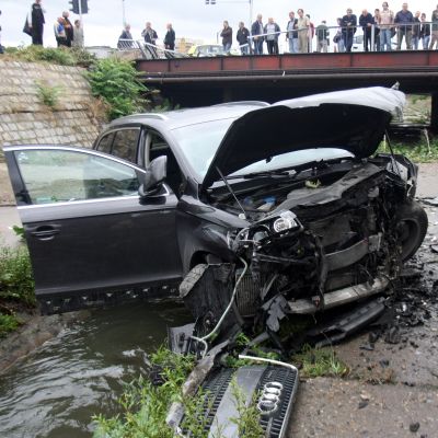 Джип падна от мост в София