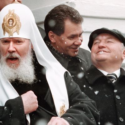 Покойният вече руски патриарх Алексей II и кметът на Москва Юрий Лужков (с каскета) по време на празник в столицата през зимата
