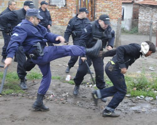 Ромите и полицаите влязоха в схватка