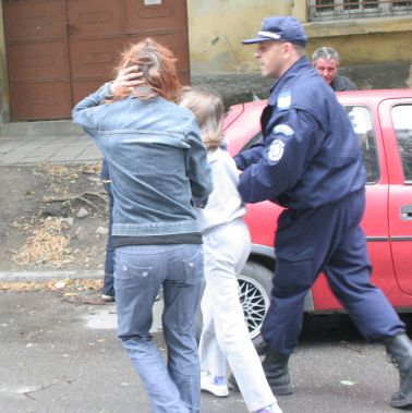 Отнеха с полиция 12-годишно момиче от бащата