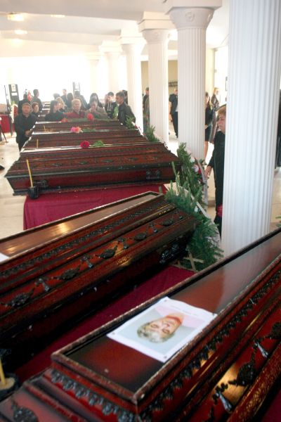 Зловещата гледка на редица от ковчези...
