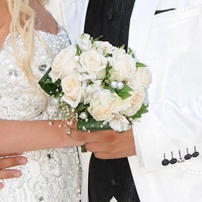 Младоженците ще бъдат посрещнати от рози и орхидеи, холандска върба и кристали ”Сваровски”