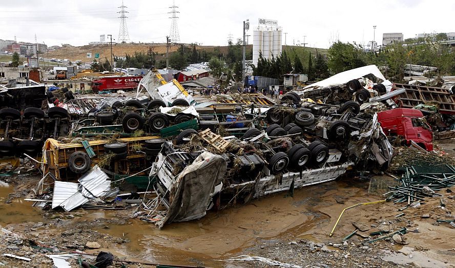 8 шофьори на камиони загинаха, след като камионите им са били потопени от стихията