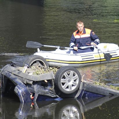 Семейство падна с кола в река, мъжът загина