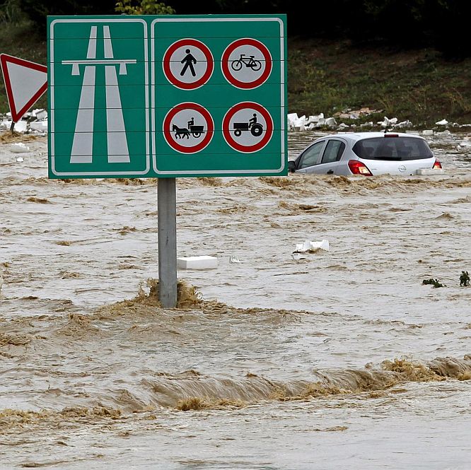 Наводнена магистрала край Истанбул (снимка - архив)