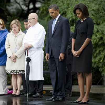 Президентът Обама и първата дама Мишел запазиха минута мълчание