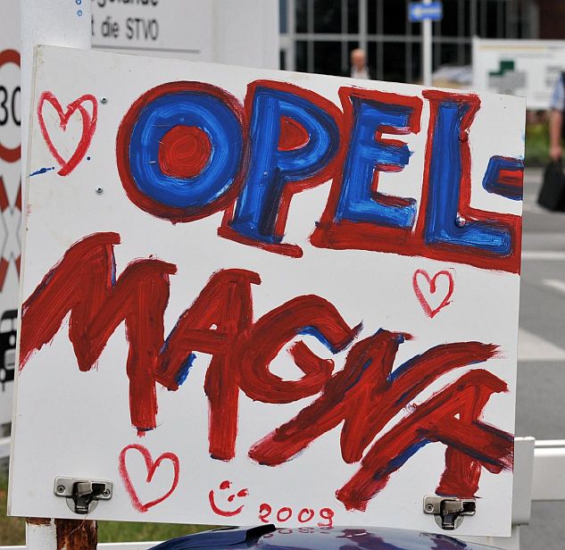 Постер ”Опел - Магна” пред завода на ”Опел” в германския град Бохум