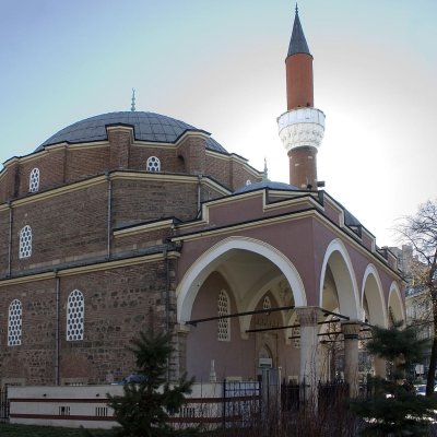 Служители на Волен Сидеров пускали християнски песнопения край софийската джамия