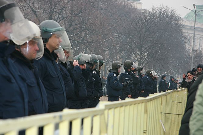 Плътен полицейски кордон
