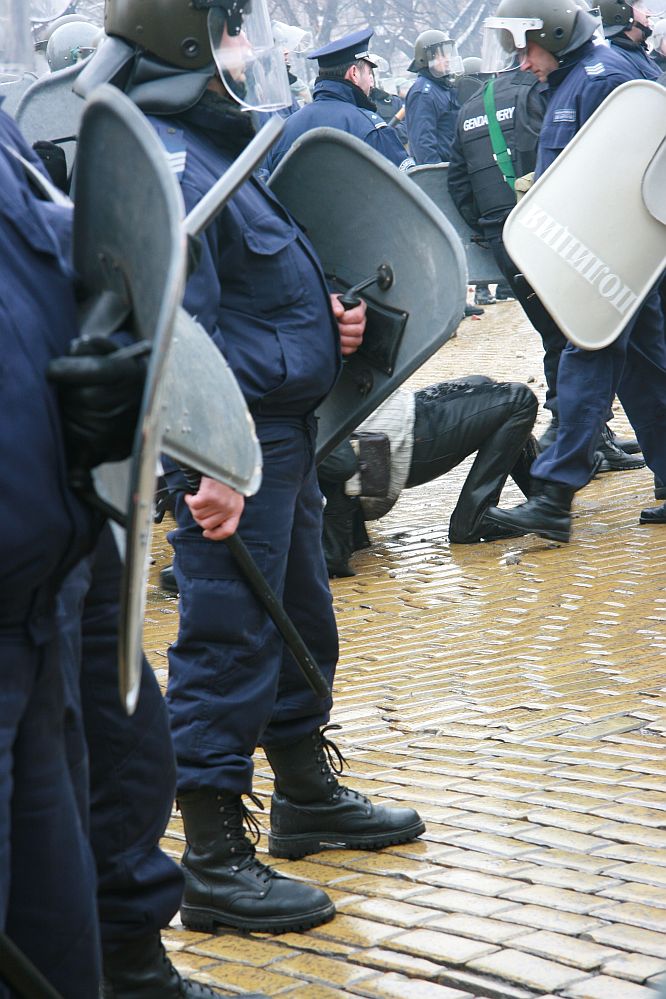 Полицаи влачат протестиращ по земята