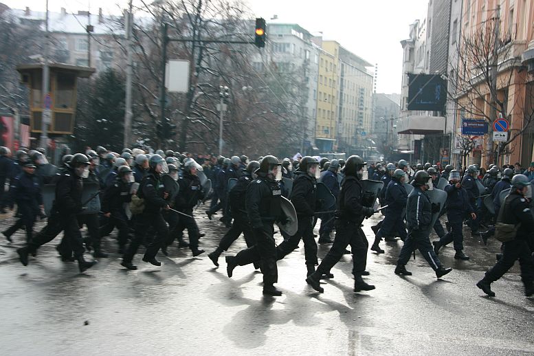 Полицаи преследват протестиращи