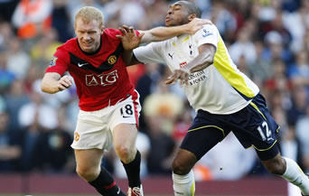 Пол Скоулс по време на срещата между Манчестър Юнайтед и Тотнъм, спечелена от  червените дяволи  с 3:1