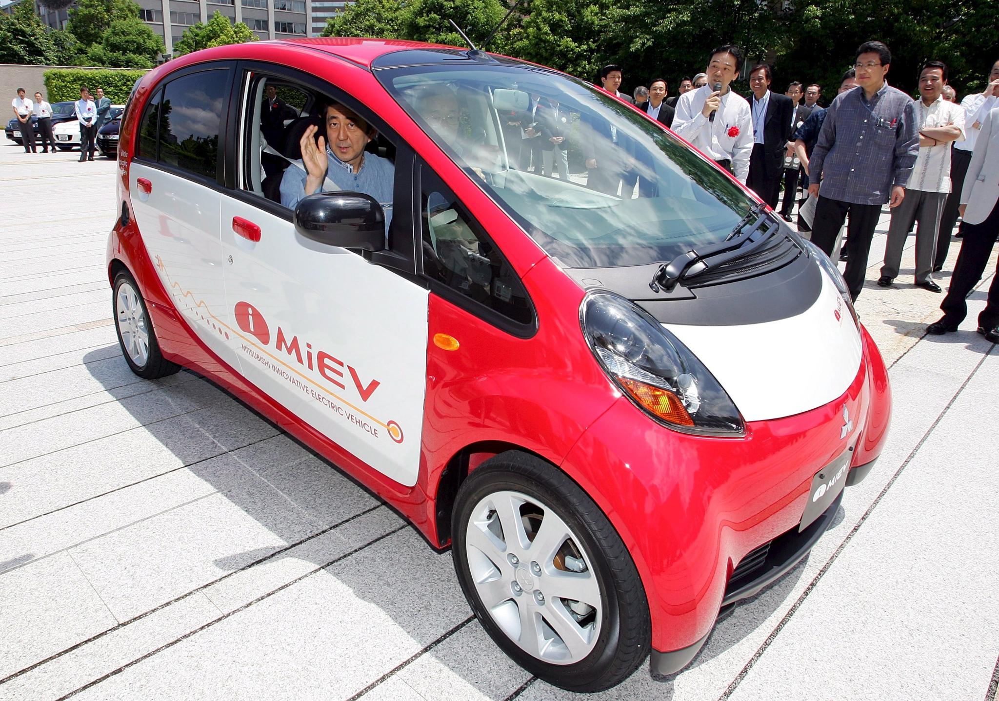 900 предварителни поръчки за малкия Mitsubishi i-MiEV