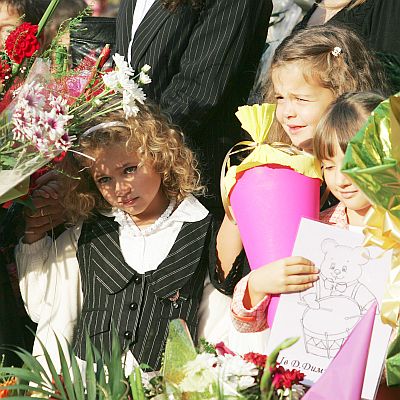 От училища в цялата страна призоваха ученици да не им носят цветя на първия учебен ден, а да дарят парите