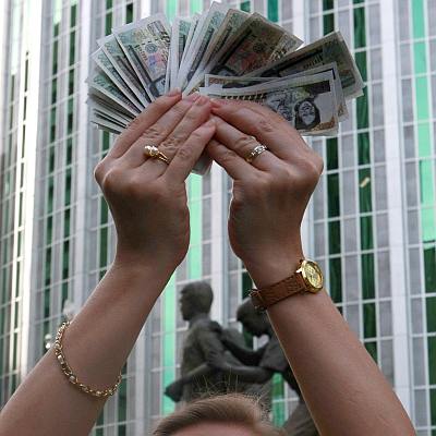 Богатите изпитват по-малко болка