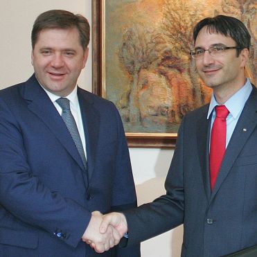 Руският министър на икономиката Сергей Шматко разговаря с Трайко Трайков в София