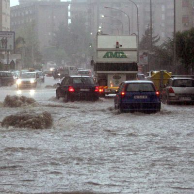 Буйните води отнесоха няколко автомобила