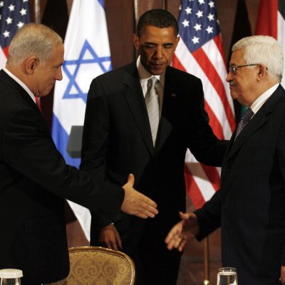Нетаняху и Абас си стиснаха ръцете пред Обама