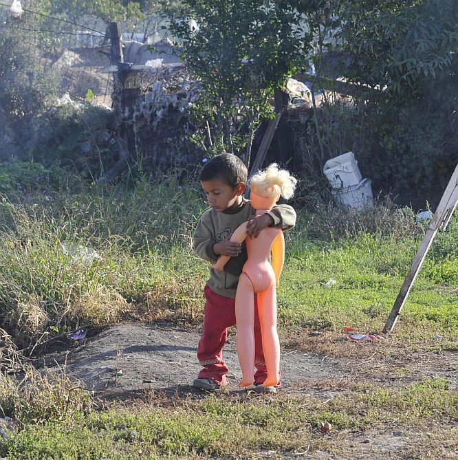В България засега няма издигната стена срещу ромите, но на много места техните гета се събарят от властите