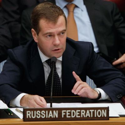 Русия е готова да съкрати тройно ядрения си арсенал, каза Медведев
