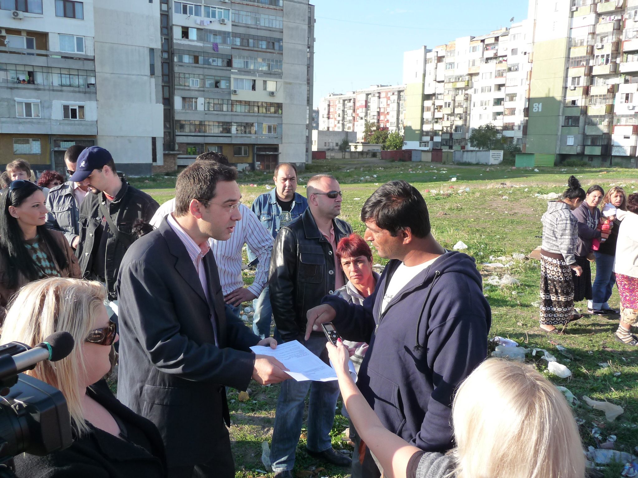 Кметът на Бургас лично ръководи акцията по събаряне на гетото в  Меден рудник
