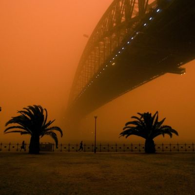 Пясъчна буря засипа Сидни в червено